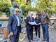 Nuova piastrella autografata sul Muretto di Alassio: è quella dello scultore Flavio Furlani