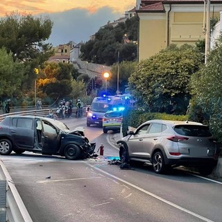 Frontale tra due auto a Capo Mimosa: feriti non gravi, mezzi praticamente distrutti