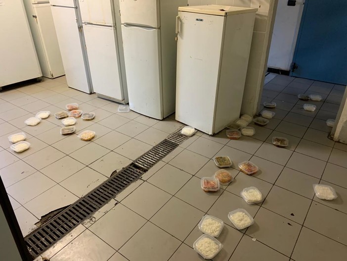 Nelle prime due foto: i pasti rifiutati, nelle ultime due i pasti confezionati in uscita