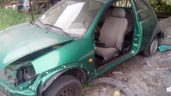 Continua l'abbandono dei veicoli rottami, rinvenuti undici mezzi nella periferia di Savona Continua l'abbandono dei veicoli rottami, rinvenuti undici mezzi nella periferia di Savona