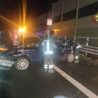 Incidente sulla A10 tra Savona e Albissola: auto finisce contro il guard-rail, conducente estratto dai vigili del fuoco (FOTO)