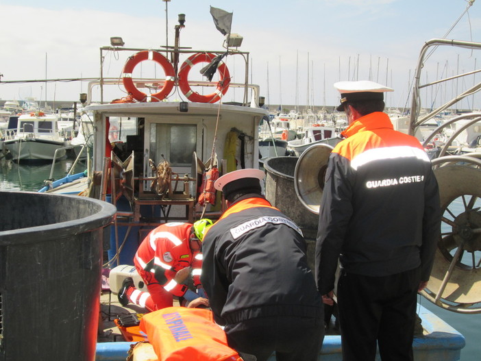 Peschereccio a fuoco, un ferito a bordo ad Andora, ma era un'esercitazione Peschereccio a fuoco, un ferito a bordo ad Andora, ma era un'esercitazione