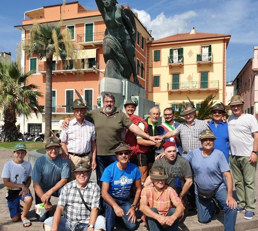 Oltre 13 mila chilometri in 480 giorni: fa tappa a Loano il “giro d'Italia” a piedi dell'alpino friulano Elio Brusamento