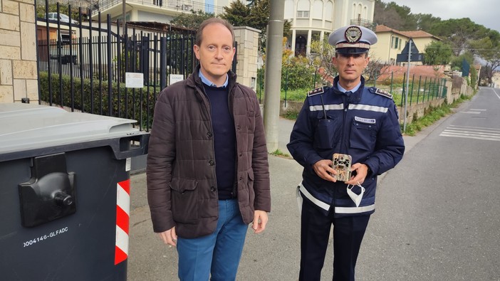 Andora, caccia ai trasfertisti della spazzatura: alcuni colti sul fatto e identificati