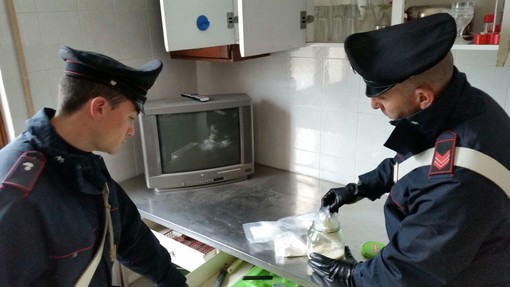 Cairo, traffico di stupefacenti: arrestato 25enne albanese con 400 grammi di cocaina