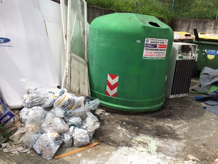 Stella, rifiuti di ogni genere abbandonati nell'isola ecologica di San Bernardo