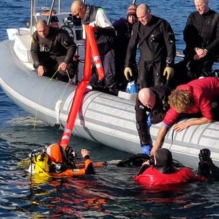 Soccorso in mare nei pressi del relitto della Haven al largo di Arenzano: intervento del Reparto Volo dei Vigili del Fuoco (FOTO)