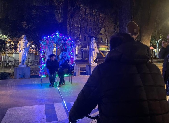 Savona, in Piazza del Popolo la panchina natalizia si accende pedalando (FOTO)