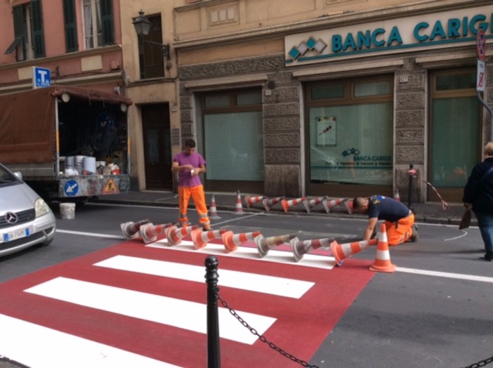 Albenga, prosegue il restyling di strisce e attraversamenti pedonali Albenga, prosegue il restyling di strisce e attraversamenti pedonali