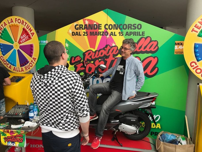 Molo 8.44 di Vado Ligure: vinto sabato lo scooter Honda, il super premio de “La Ruota della Fortuna, il concorso di Pasqua Molo 8.44 di Vado Ligure: vinto sabato lo scooter Honda, il super premio de “La Ruota della Fortuna, il concorso di Pasqua