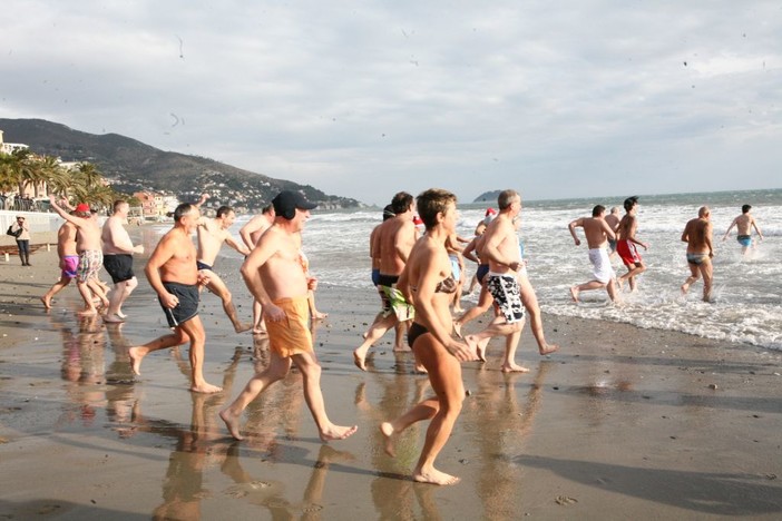 Andora: cimento invernale per festegiare la fine delle vacanze natalizie Andora: cimento invernale per festegiare la fine delle vacanze natalizie