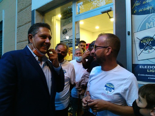 Albenga, Giovanni Toti in visita al point di Fratelli d'Italia per sostenere il candidato Diego Distilo (FOTO)