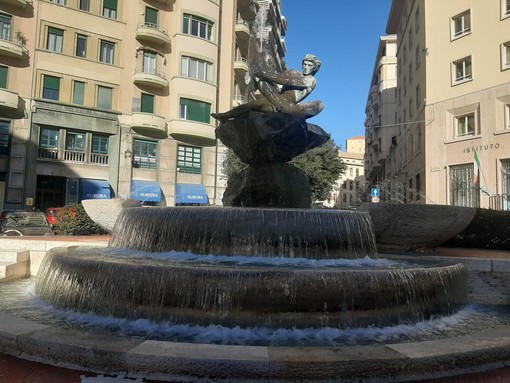 Savona, torna a risplendere la Fontana del Pesce di piazza Marconi (FOTO e VIDEO)