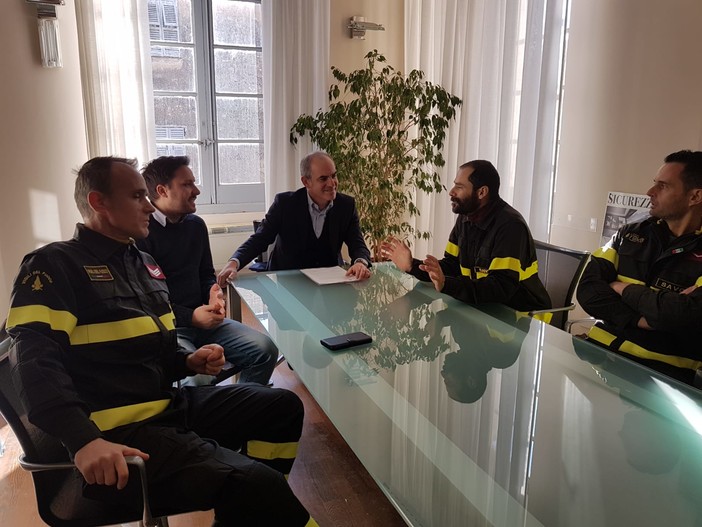 Albenga, incontro in Comune tra i vigili del fuoco e il sindaco Cangiano per "una caserma dignitosa". Avanza l'ipotesi della caserma Turinetto (FOTO e VIDEO) Albenga, incontro in Comune tra i vigili del fuoco e il sindaco Cangiano per "una caserma dignitosa". Avanza l'ipotesi della caserma Turinetto (FOTO e VIDEO)