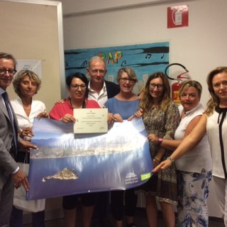Albenga, restyling scuola Mameli-Alighieri: consegnati gli attestati di ringraziamento al Comitato genitori (FOTO)