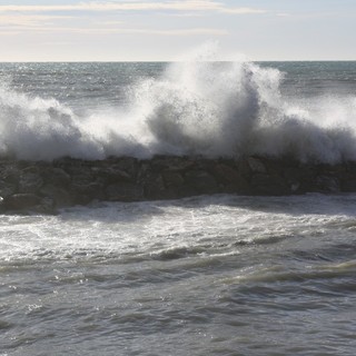 Un'intensa mareggiata minaccia le coste del savonese, la preoccupazione dei titolari degli stabilimenti balneari: &quot;Previsioni catastrofiche&quot;