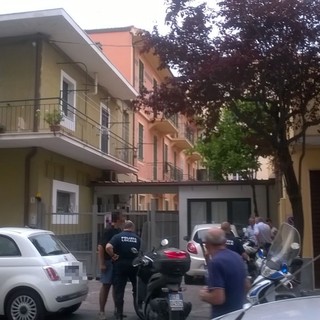 Inseguimento da film in via Napoli ad Albenga, Polizia Locale prende spacciatore Inseguimento da film in via Napoli ad Albenga, Polizia Locale prende spacciatore