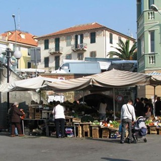 Varazze, il trasloco del mercato ortofrutticolo, previsto questo lunedì, alza le polemiche