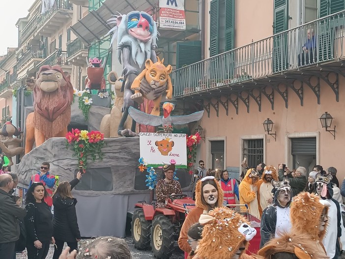 CarnevaLöa 2025: il 16 febbraio sul lungomare la prima sfilata dei carri allegorici