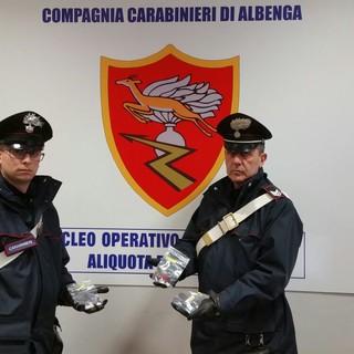Albenga, nascondevano droga negli incavi degli accendini: due arresti