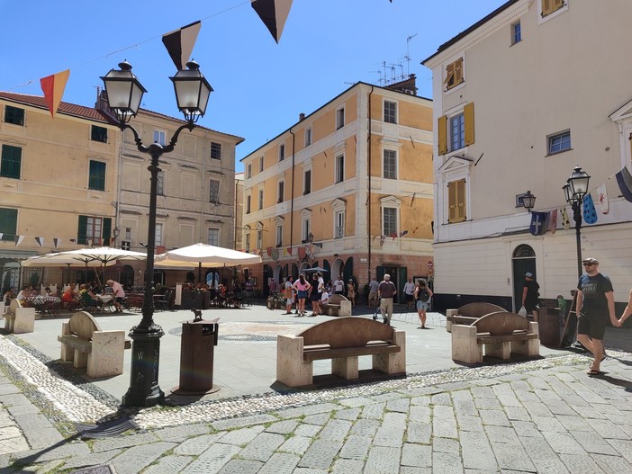 Finale, parte dal Borgo la delimitazione dei dehors: "Misura per garantire decoro, vivibilità e leale concorrenza"