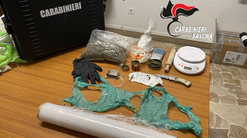 Vede i carabinieri e cambia strada, in casa aveva droghe varie: operaio arrestato a Cairo