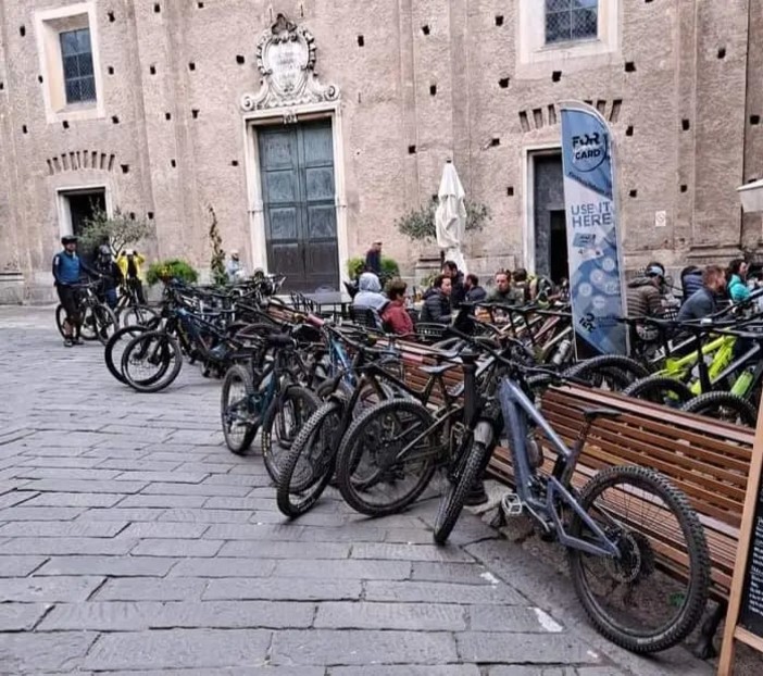 Bagni pubblici, bike park e non solo: i cittadini di Finalborgo lanciano la ricetta per la convivenza col turismo