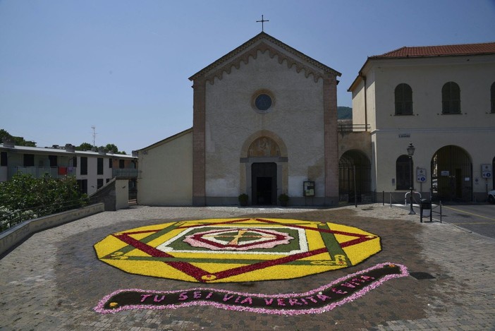 Albenga, a Vadino la tradizionale “infiorata&quot; sul sagrato della Parrocchia di San Bernardino da Siena