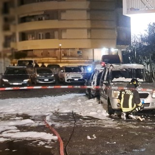 Savona, due auto in fiamme a Legino: intervento dei Vigili del fuoco (FOTO)