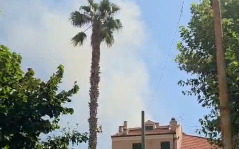 Mansarda in fiamme in centro a Loano, intervento dei Vigili del fuoco