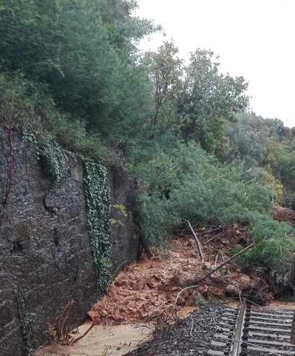 Treni, traffico rallentato sulla Genova–Ventimiglia. Sospesa sulla San Giuseppe–Alessandria via Ferrania causa movimento franoso