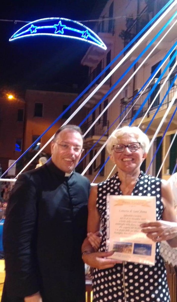 Una turista novarese si aggiudica il primo premio della lotteria della Parrocchia di Sant'Ambrogio ad Alassio Una turista novarese si aggiudica il primo premio della lotteria della Parrocchia di Sant'Ambrogio ad Alassio