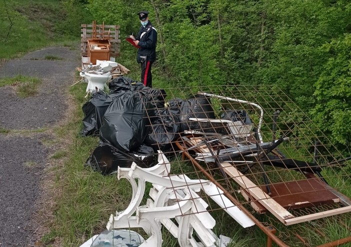 Piana Crixia, abbandono di rifiuti ingombranti nel bosco: denunciato un artigiano