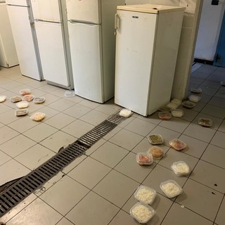 Nelle prime due foto: i pasti rifiutati, nelle ultime due i pasti confezionati in uscita