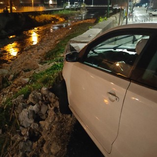 Loano, perde il controllo dell'auto e abbatte un muretto