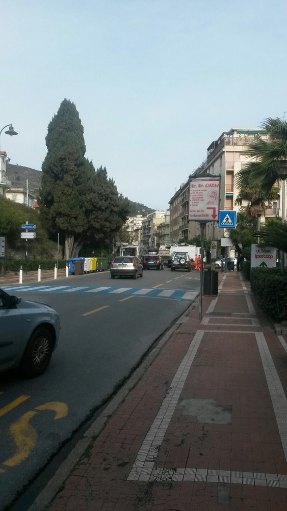 Alassio, ragazza in scooter finisce a terra: intervento della croce bianca Alassio, ragazza in scooter finisce a terra: intervento della croce bianca