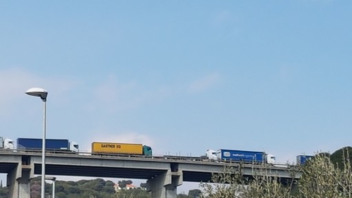 Camion tampona auto sulla A10: due feriti lievi e traffico in tilt tra San Bartolomeo al Mare e Andora