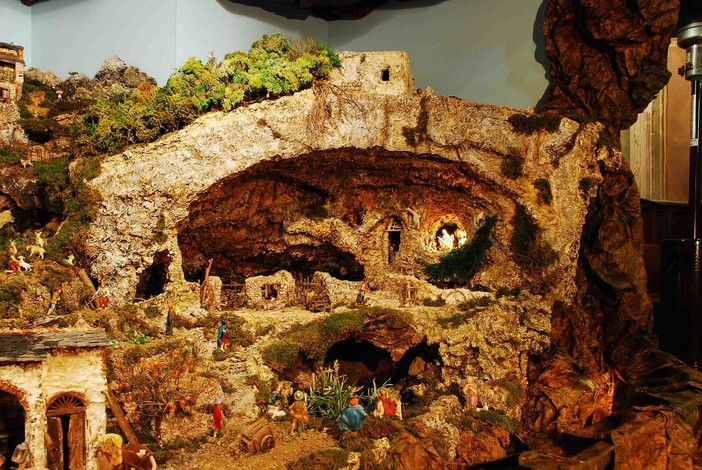 Canti di Natale e presepe "vietati" nelle scuole di Albenga: la denuncia di Ciangherotti e Perrone