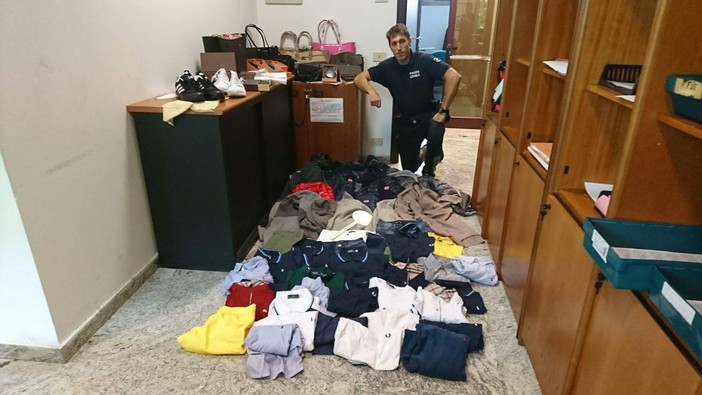 Polizia Municipale Albenga, maxi sequestro di merce contraffatta