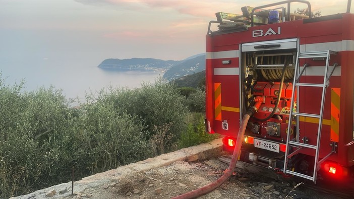 Alassio, spento l'incendio divampato sul monte Bignone Alassio, spento l'incendio divampato sul monte Bignone