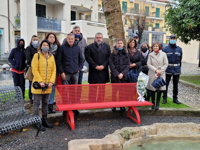 Giornata internazionale contro la violenza sulle donne, a Loano inaugurata una nuova panchina rossa nei pressi di Palazzo Doria