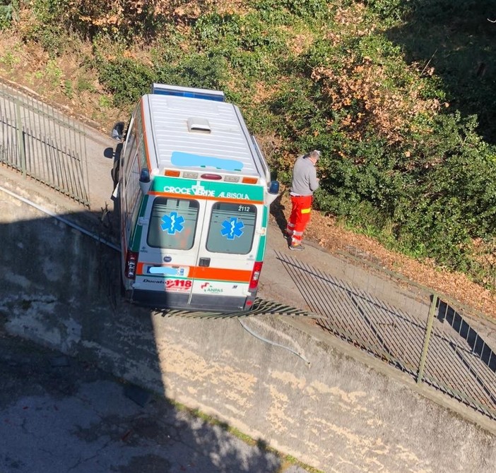 Savona, ambulanza rischia di cadere sulla strada sottostante