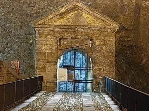 Distacco di pietre, chiuso per precauzione l'ingresso principale del Priamar Distacco di pietre, chiuso per precauzione l'ingresso principale del Priamar
