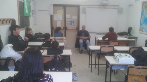 Scuole e Protezione Civile insieme per pulire i sentieri di Borgio Verezzi Scuole e Protezione Civile insieme per pulire i sentieri di Borgio Verezzi