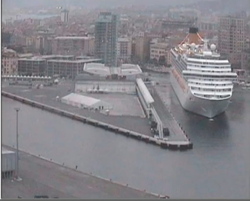Costa Serena abbandona il Porto di Savona. Ma il cielo è cupo