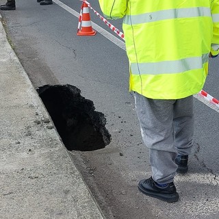 Celle, cede l'asfalto sull'Aurelia, buca sulla carreggiata: intervento in corso (FOTO)