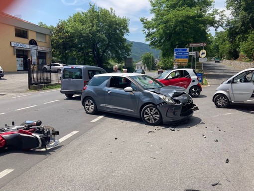 Villanova d'Albenga, scontro auto-moto lungo la provinciale: 20enne ricoverato al Santa Corona (FOTO)