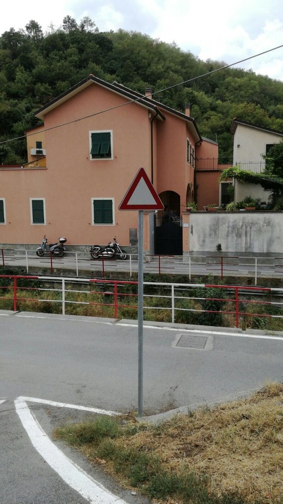 Sant'Ermete, montato al contrario il segnale "dare precedenza" (FOTO) Sant'Ermete, montato al contrario il segnale "dare precedenza" (FOTO)
