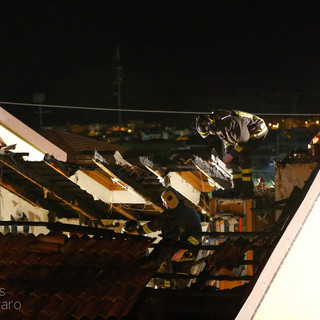 Osiglia: tetto a fuoco, famiglia evacuata Osiglia: tetto a fuoco, famiglia evacuata