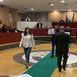 Flash mob gruppo 5 Stelle Liguria in consiglio regionale: "Per Toti, asservito alla Lega, tappeto verde in aula"